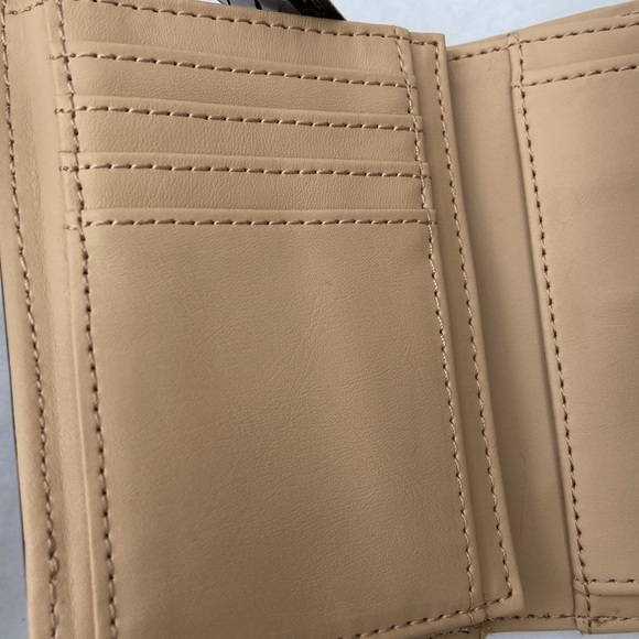 New GUESS Women’s Wallet - Picture 5 of 6